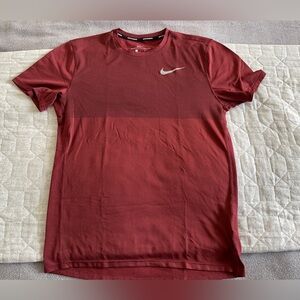 Nike Running Shirt Maroon Size Small
